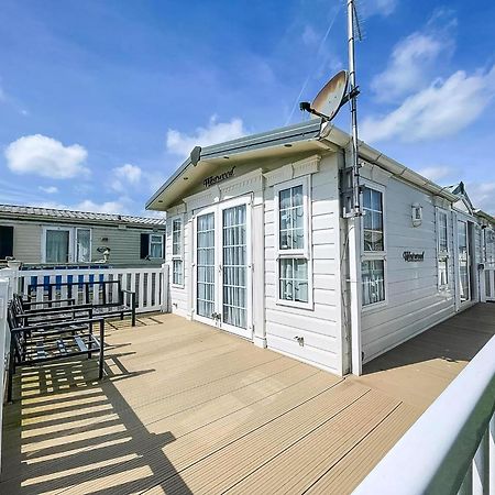 Lovely Caravan With Large Decking At Naze Marine Holiday Park Ref 17306Br Walton-on-the-Naze Εξωτερικό φωτογραφία