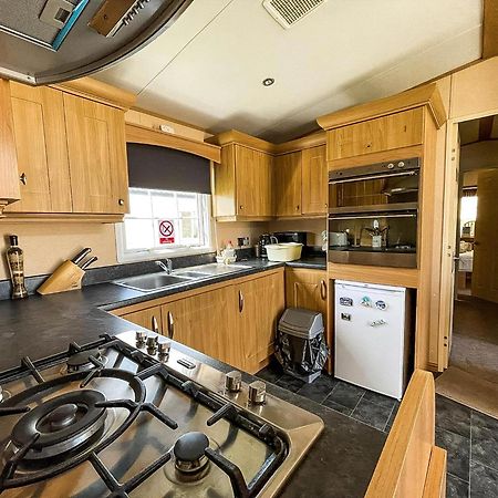Lovely Caravan With Large Decking At Naze Marine Holiday Park Ref 17306Br Walton-on-the-Naze Εξωτερικό φωτογραφία
