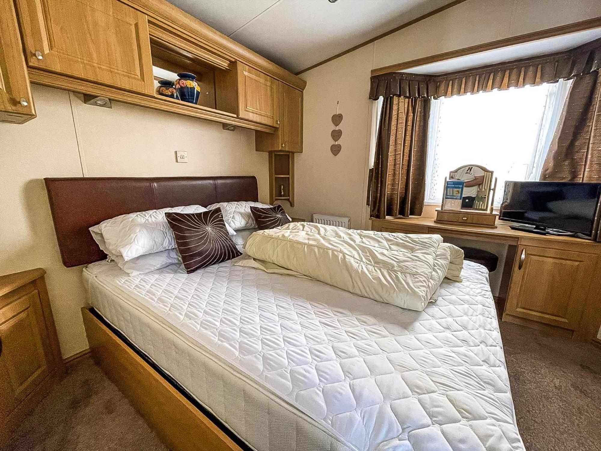 Lovely Caravan With Large Decking At Naze Marine Holiday Park Ref 17306Br Walton-on-the-Naze Εξωτερικό φωτογραφία