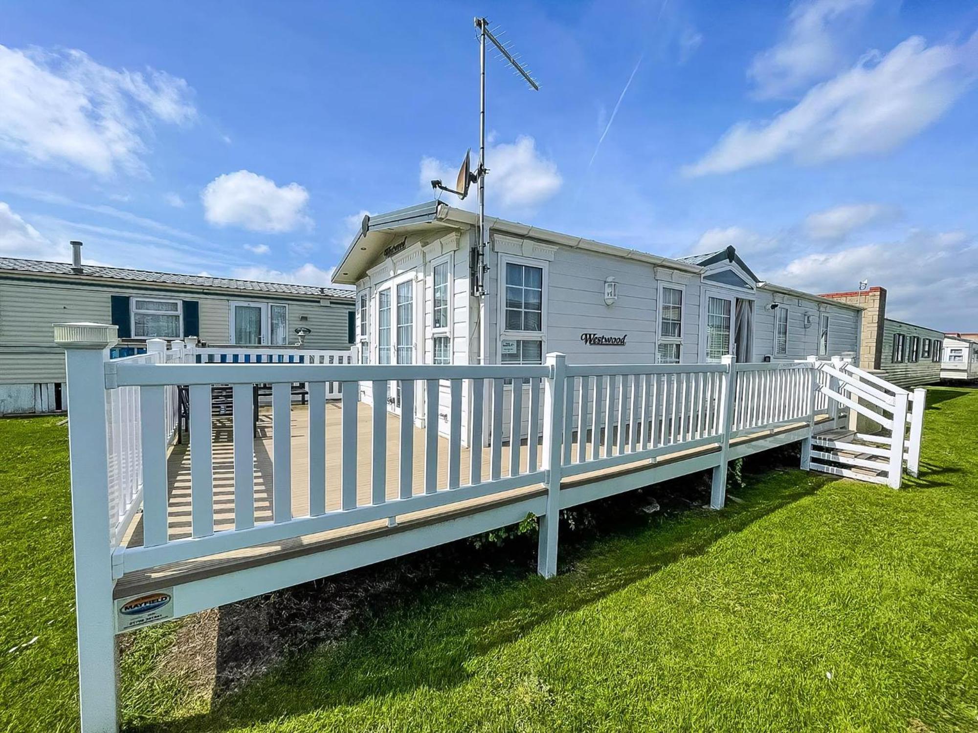 Lovely Caravan With Large Decking At Naze Marine Holiday Park Ref 17306Br Walton-on-the-Naze Εξωτερικό φωτογραφία