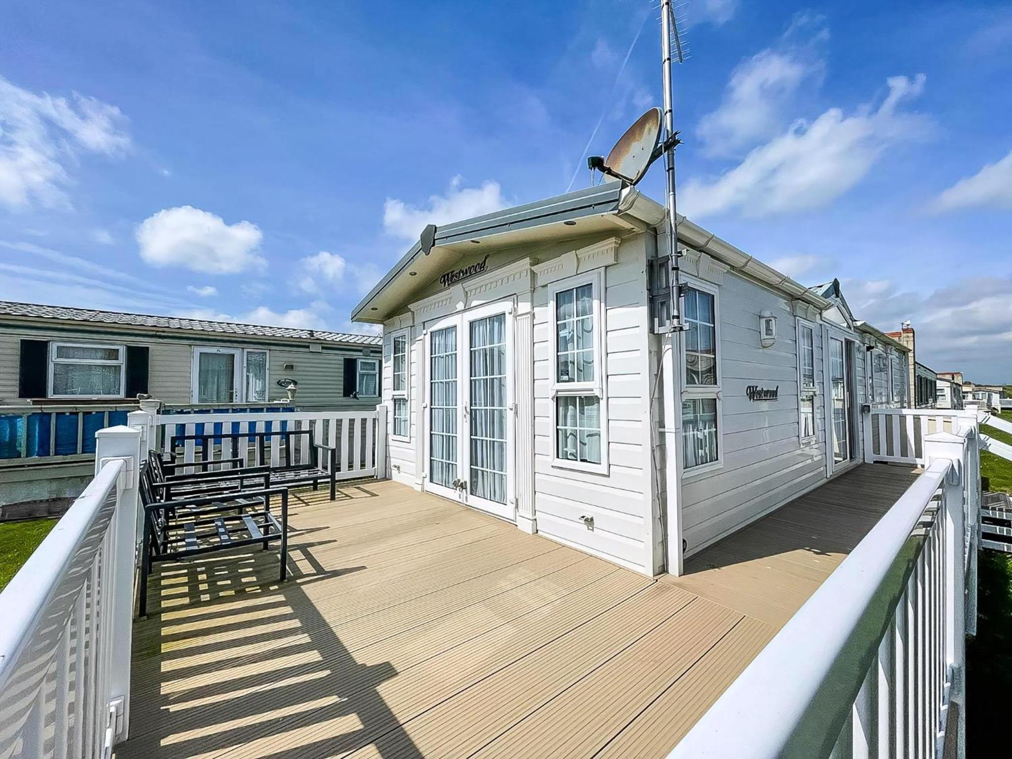 Lovely Caravan With Large Decking At Naze Marine Holiday Park Ref 17306Br Walton-on-the-Naze Εξωτερικό φωτογραφία