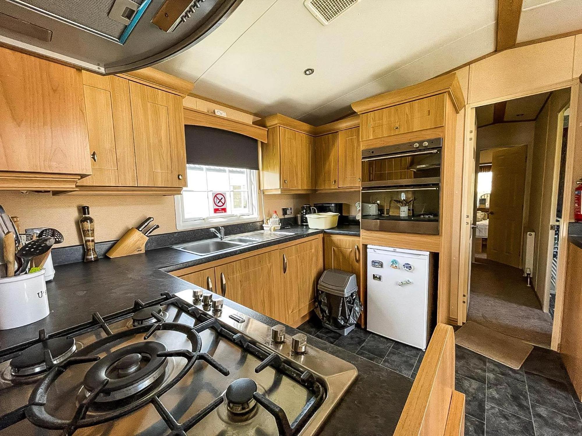 Lovely Caravan With Large Decking At Naze Marine Holiday Park Ref 17306Br Walton-on-the-Naze Εξωτερικό φωτογραφία